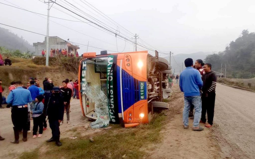 तनहुँमा पर्यटक बस दुर्घटना हुँदा ६ जना चिनिया पर्यटक घाइते