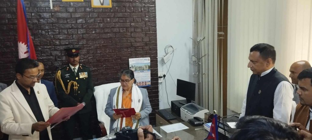 एमाले मधेस सरकारमा, सरोज यादवले लिए शपथ