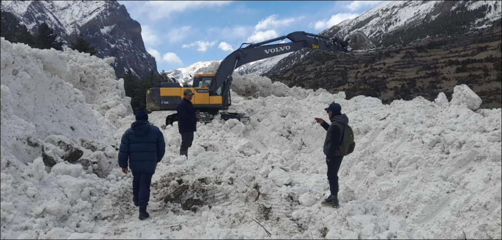 मनाङ हिमपहिरो : आज साँझ सम्म बाटो खुलाउने प्रयास