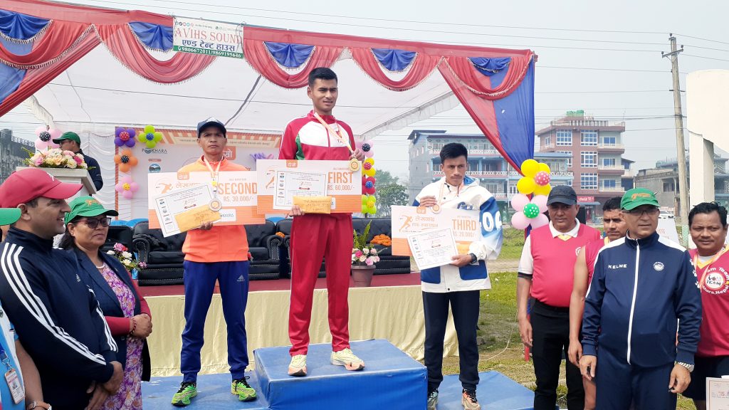 आर्मीका संजय लेखनाथ हाफ म्याराथन च्याम्पियन