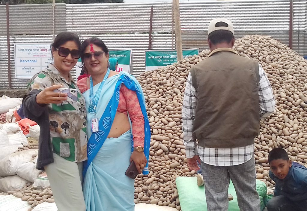 आलुको पहाडसँगै सेल्फीको मज्जा