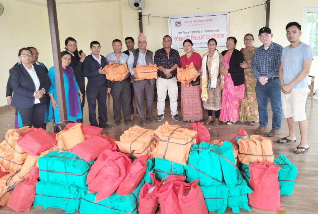 पोखरा महानगरपालिका वडा नं १० द्धारा वडा भित्रका सामुदायिक विद्यालयलाई स्टेशनरी वितरण