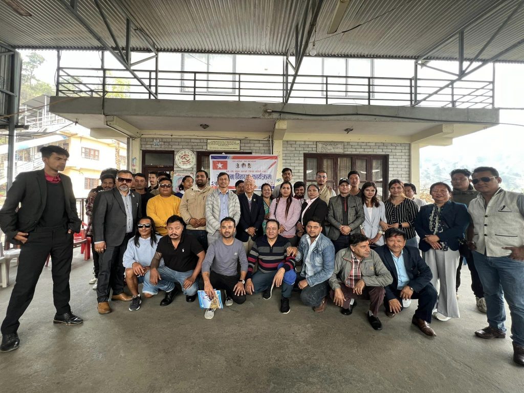 युवा संघ  नेपाल कास्कीद्वारा वृद्धाश्रममा फलफूल तथा खाद्यान्न वितरण