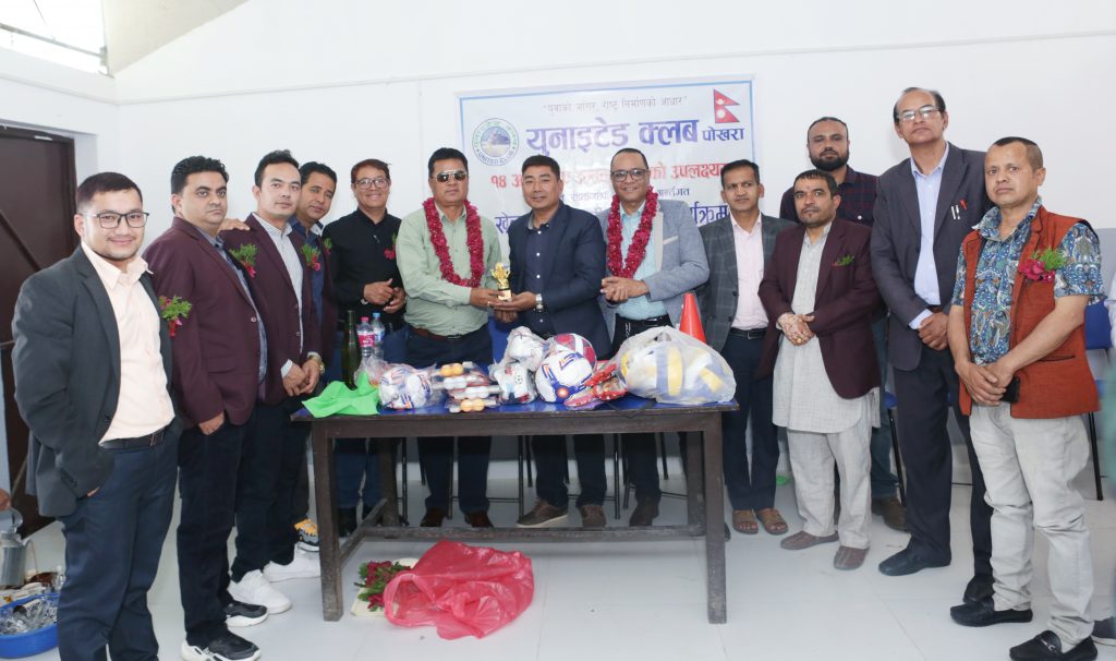 यूनाइटेड क्लबद्धारा शुक्रराज बलभद्र स्कुलमा खेलकुद सामाग्री वितरण