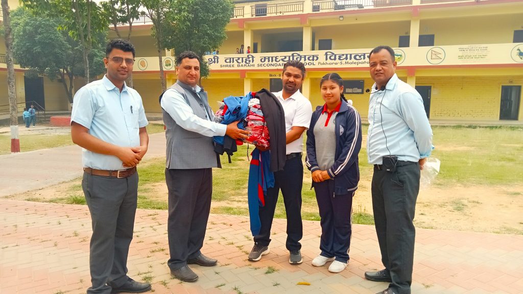 बाराही माविलाई २५ हजार बराबरको क्रिकेट जर्सी हस्तान्तरण