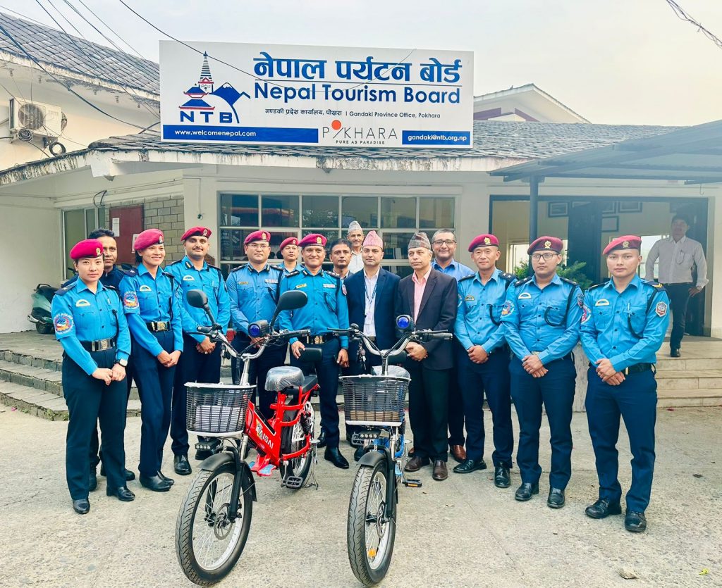 पर्यटन वोर्ड द्धारा पर्यटक प्रहरीलाई ई साइकल प्रदान