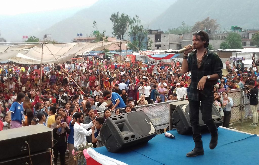 दुतराजका प्रस्तुतिमा मन्त्रमुग्ध दर्शक