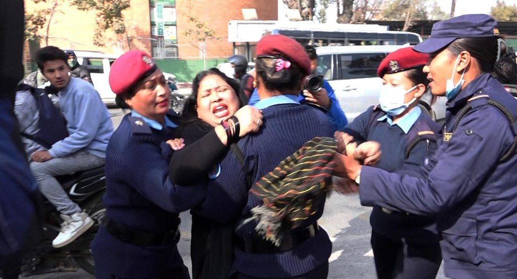पूर्वन्यायाधीश भुवन गिरीकी श्रीमती आरतीले बहस चल्दाचल्दै विष सेवन गरिन्