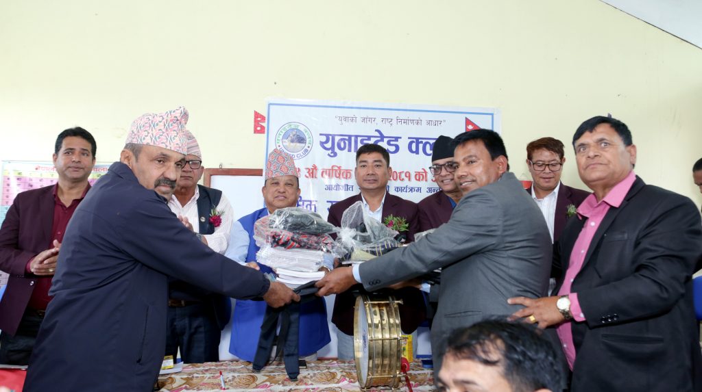 यूनाइटेड क्लब पोखराद्धारा कवि शिरोमणी लेखनाथ आधारभुत विद्यालयमा शैक्षिक सामाग्री वितरण