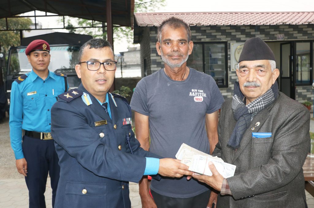 मोटरसाइकलको लेगार्डबाट खसेको १७ लाख रुपैया सम्बन्धितलाई बुझाइयो