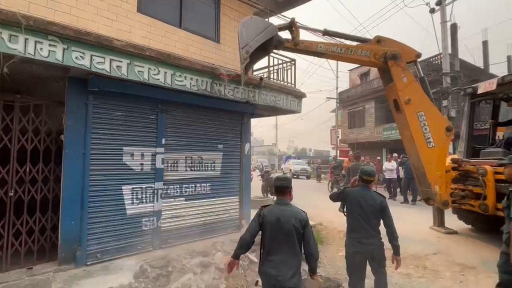 पामेका अनधिकृत संरचनामा महानगरको डोजर