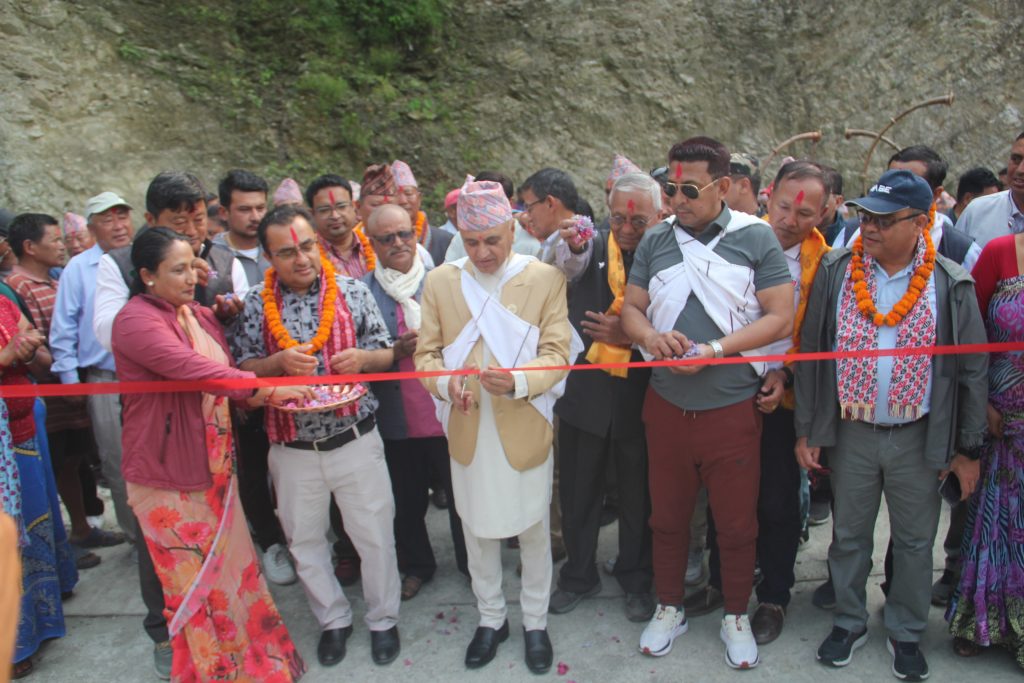 मुख्यमन्त्री अधिकारीद्धारा पोखरा-१६ मा निर्मित पूल तथा सडकको उद्घाटन