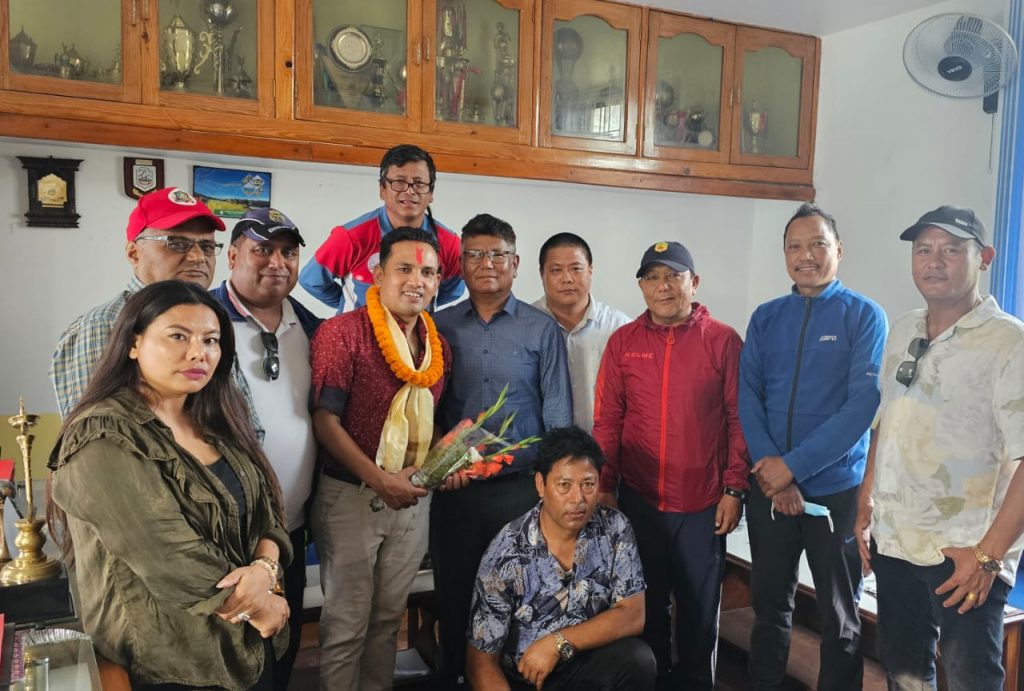 गायक विनोद वानियाँ बेलायत जाँदै, सहाराले गर्‍यो बिदाइ