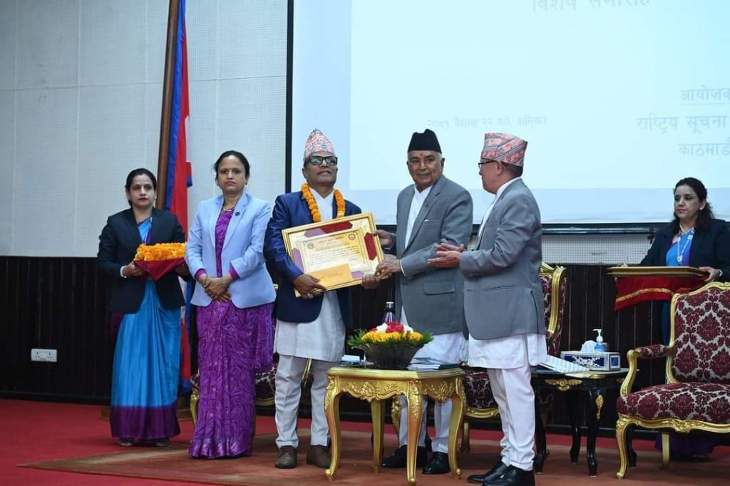 पोखराका पत्रकार बञ्जारा राष्ट्रपतिद्वारा  उत्कृष्ट सुचना अभियन्तामा पुरस्कृत