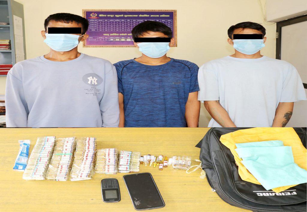 २ सय ६१ एम्पुल लागू औषध सहित तीन पक्राउ