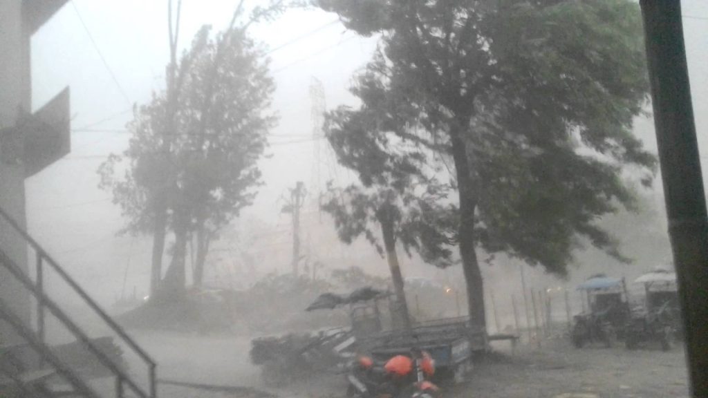 पोखरामा हावाहुरीसहित मेघगर्जन वर्षा