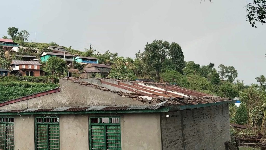 बिहीबारको हावाहुरीले कास्कीको रुपामा १४ वटा घरको छाना उडायो