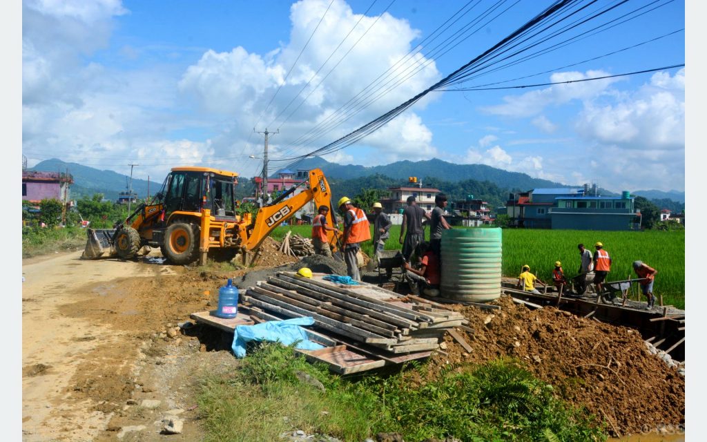 तालचोक–बेगनास सडक विस्तारले गति लिन सकेन : एक वर्षमा जम्मा २५ प्रतिशत काम