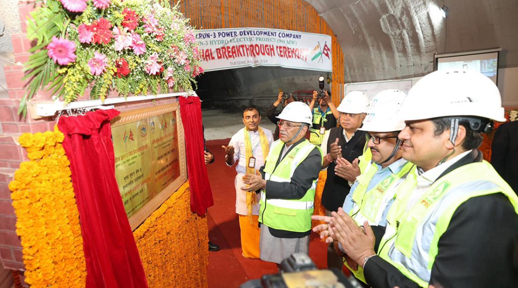 प्रधानमन्त्री प्रचण्डद्धारा अरूण–३ जलविद्युत् आयोजनाको सुरूङमार्ग ‘ब्रेक थ्रू’