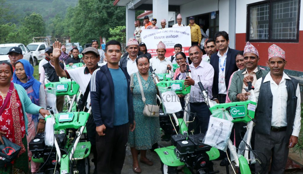 पोखरा २२ मा माटो परीक्षण संगै हाते ट्रयाक्टर वितरण