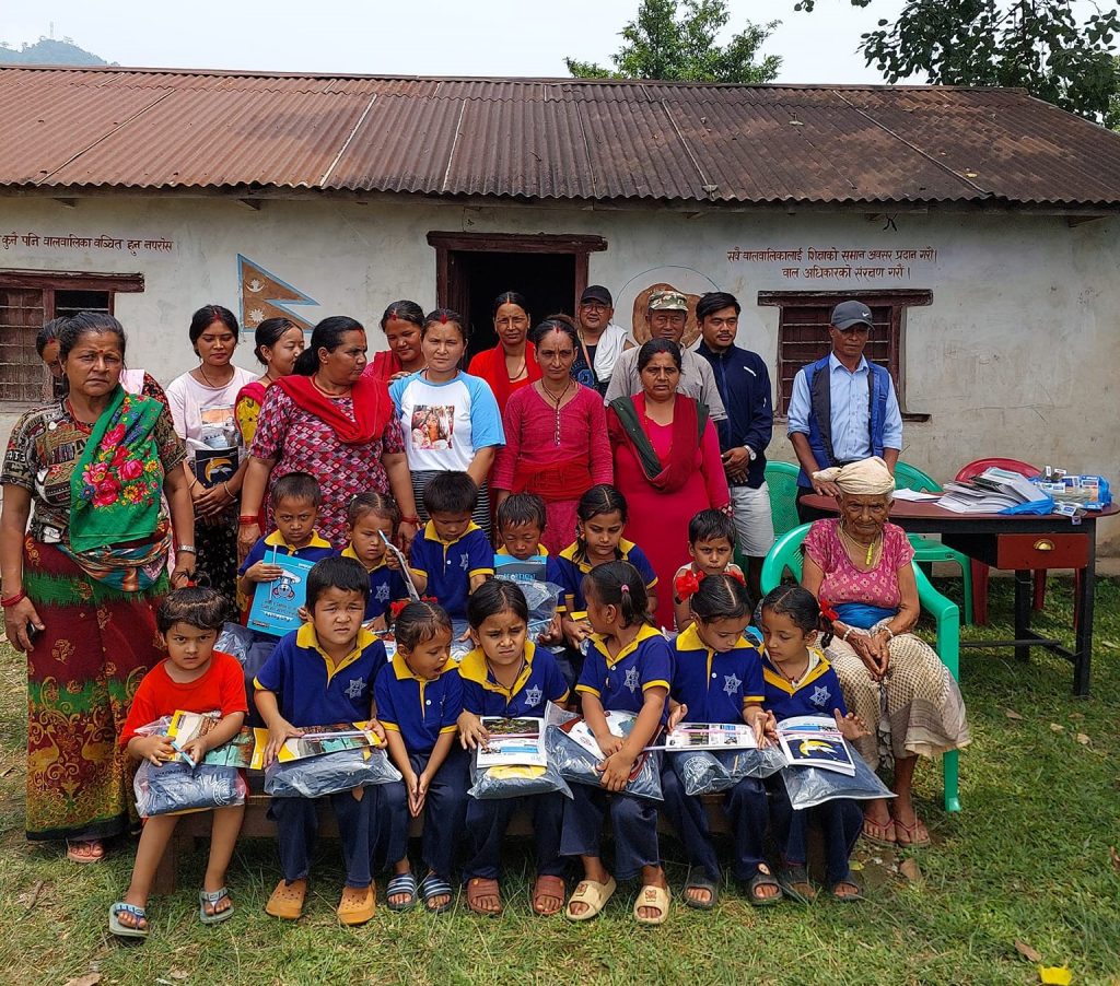 विद्यार्थीका लागि विद्यालय पोशाक तथा शैक्षिक सामाग्री हस्तान्तरण