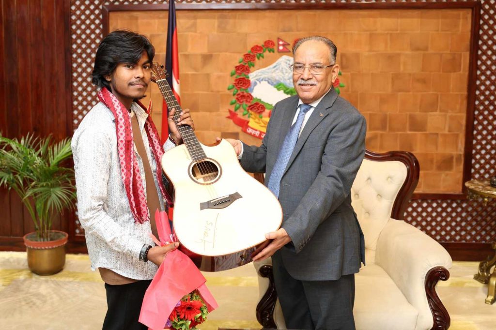 नेपाल आइडल विजेता करण प्रधानमन्त्रीलाई भेटे, प्रचण्डले दिए गितार उपहार