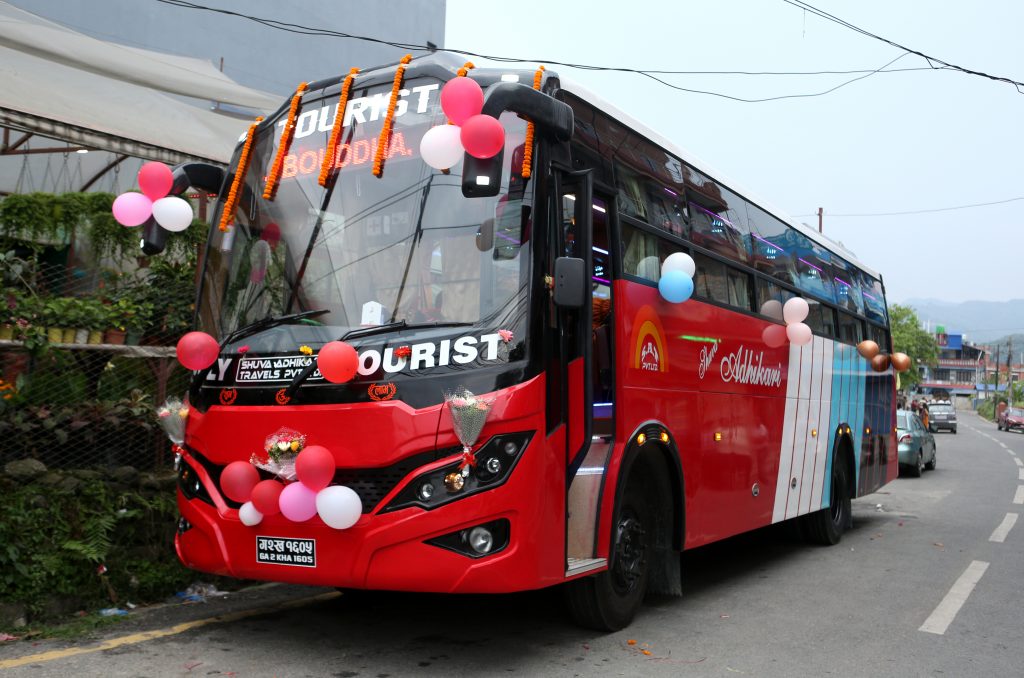 शुभ अधिकारी ट्राभल्सद्धारा एसि र सोफा सहितको एयर सस्पेन्सन बस सञ्चालन