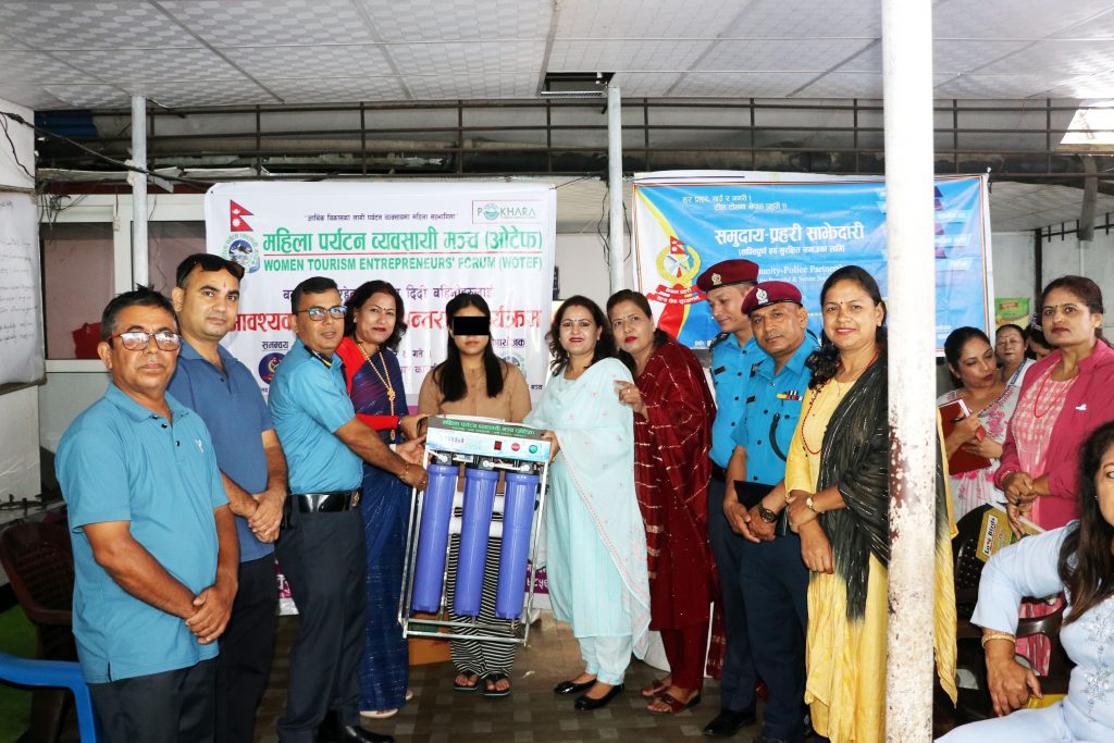 महिला पर्यटन ब्यवसायीद्धारा कारागारमा रहेका बन्दी महिलालाई सामाग्री वितरण