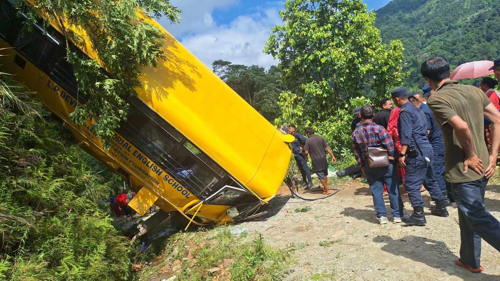 स्कूल बस दुर्घटना अपडेट : घाइते मध्ये २ जनाको ज्यान गयो