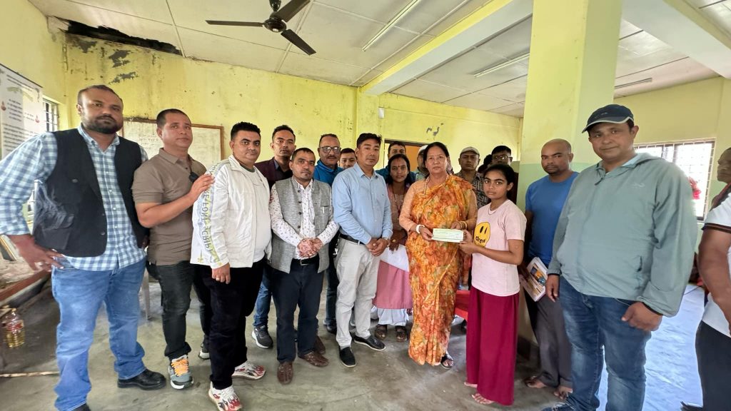 युनाइटेड क्लवद्वारा विपदमा परेका चार परिवारलाई आर्थिक सहयोग