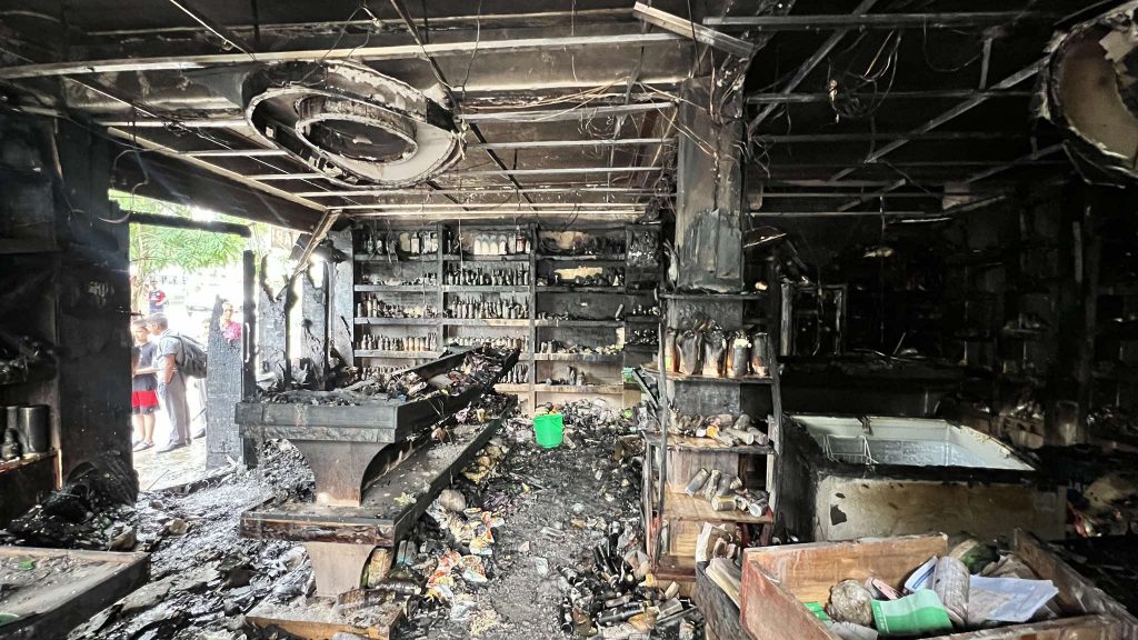 पोखराको मुक्तिनाथ सपिङ सेन्टरमा आगलागी, डेढ करोडको क्षति 