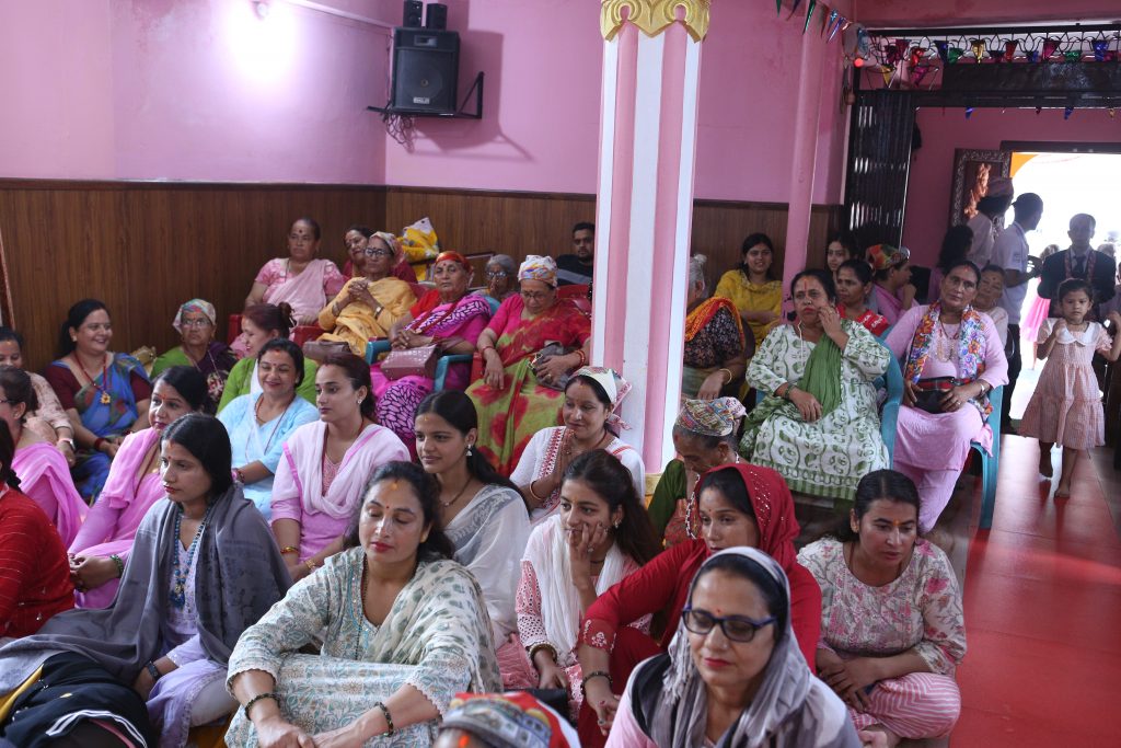 श्रीमदवीतक चर्चा एवं श्रीकृष्ण कथा प्रवचनमा भक्तजनको भीड