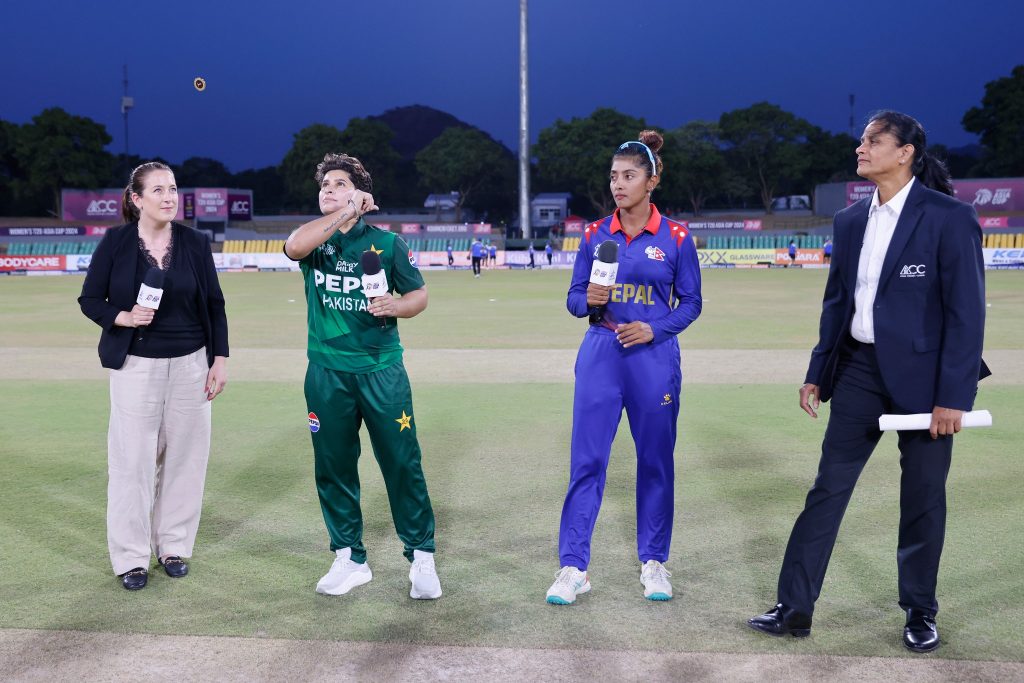 पाकिस्तान विरुद्ध टस हारेर व्याटिङ गर्दै नेपाल