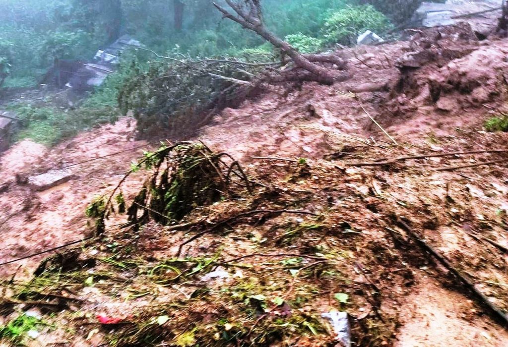 डुम्रे-बेसीसहर सडक पहिरोले अबरुद्ध