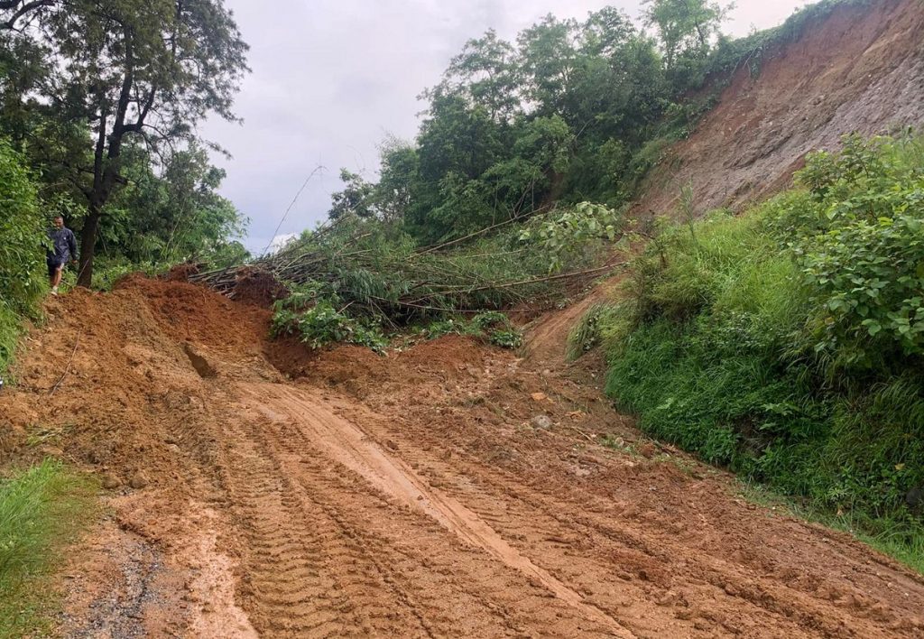 पहिरोले गोरखा–आँबुखैरेनी सडक अवरुद्ध