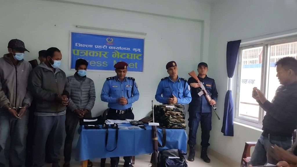 एसएलआर हतियार देखाउँदै लुट्ने समुह पक्राउ , ३ जना पक्राउ