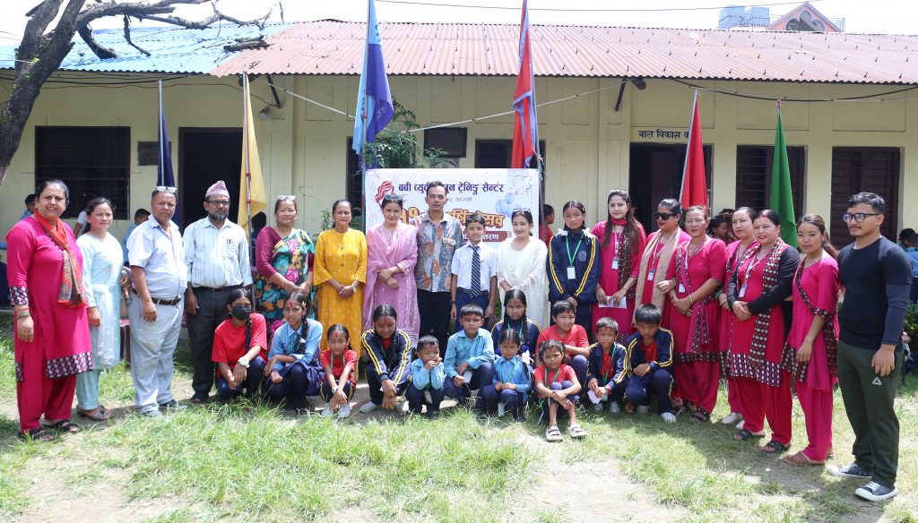 बबि ब्यूटी सैलुन द्वारा विद्यार्थीलाई छात्रवृत्ति तथा दिवा खाजा वितरण