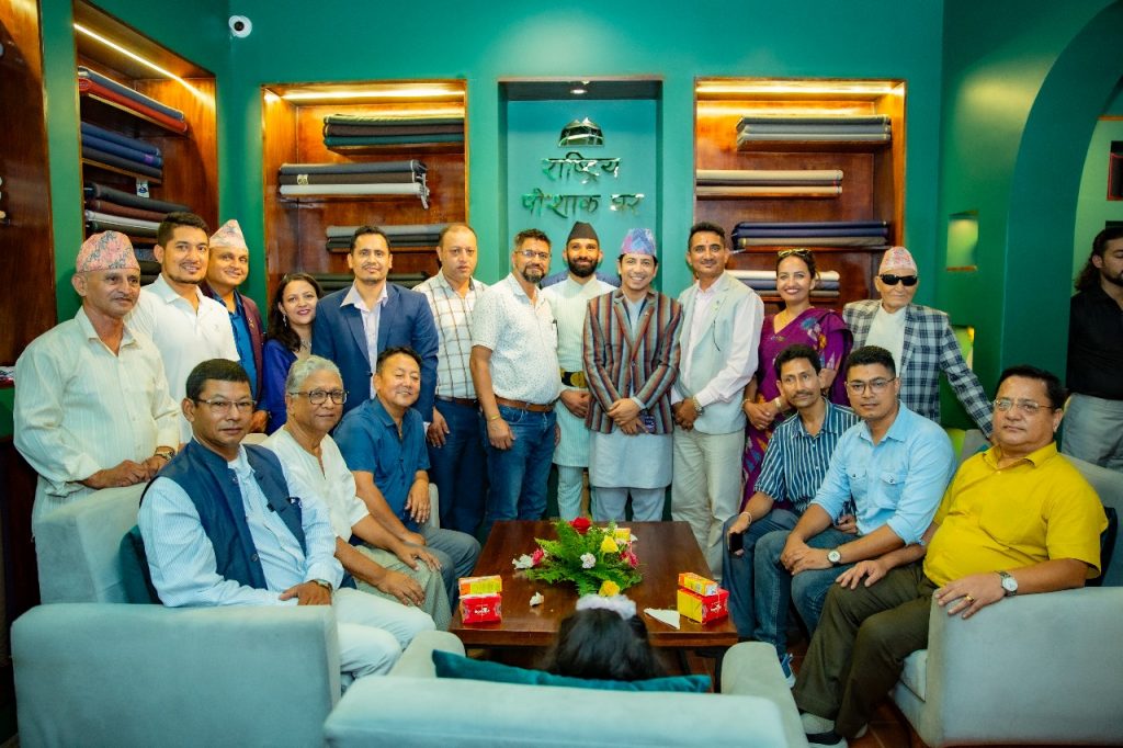 नेपाली उत्पादनलाई जोड दिँदै पोखरामा राष्ट्रिय पोशाक घर