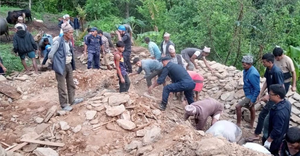   घर भत्किँदा एकै परिवारका ८ जना घाइते