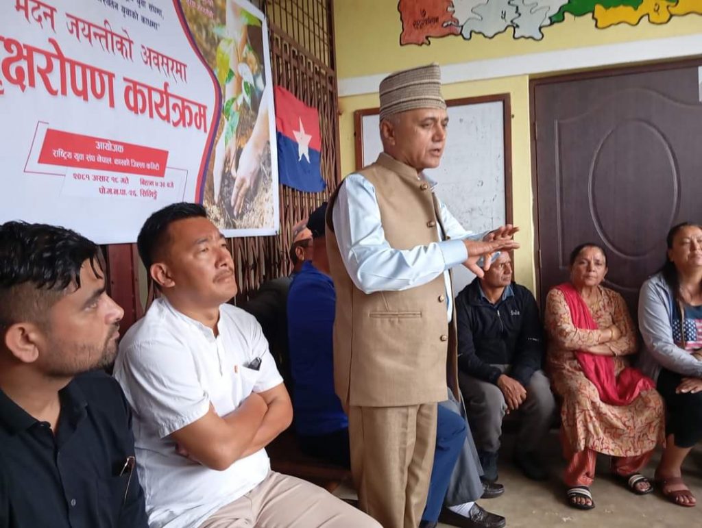 देउवालाई भेटर प्रचण्डले जुल्फी हल्लाएपछि सरकार परिवर्तन : अधिकारी