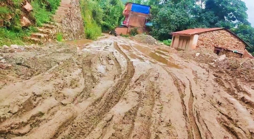 बागलुङका ग्रामीण सडक जोखिमपूर्ण : जनप्रतिनिधि भन्छन्,’जनता जोगाउन कठिन भयो’