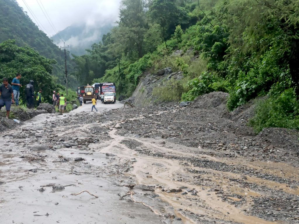 नारायणगढ-मुग्लिन सडकमा गुडिरहेको माइक्रोमा ढुंगा खस्यो : बसमा सवार आमा छोरी घाईते