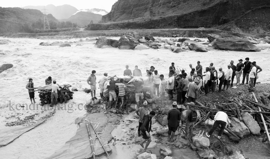 पोखरामा पहिरोमा परि ज्यान गुमाएका पाँचजनाको सामूहिक दाह संस्कार