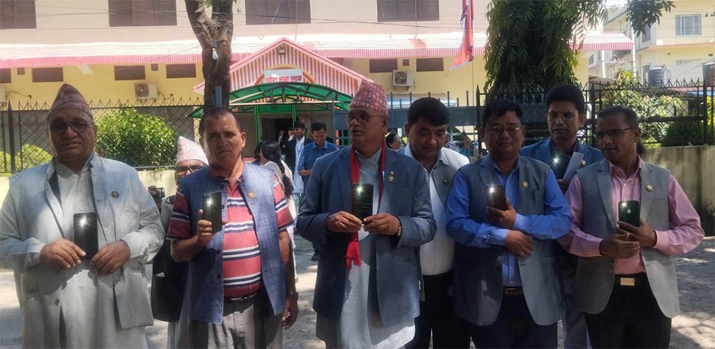 सुदूरपश्चिमका सांसदले दिउँसै टर्च बालेर खोजे सरकार