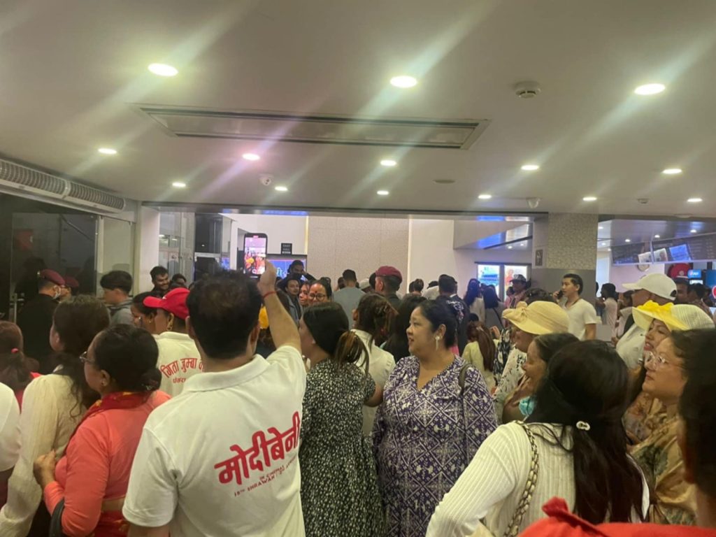 चलचित्र ‘मोदीबेनी’लाई पोखरेली दर्शकको साथ : चलचित्र पर्वतमा प्रचलित मृत्यु पछिको संस्कारमा आधारित