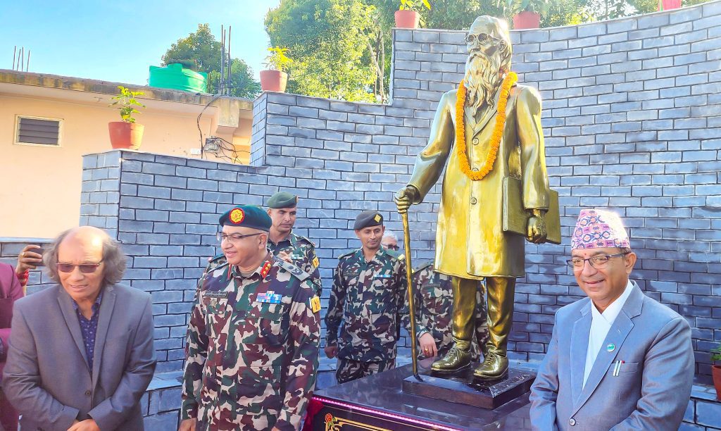 पोखरा  २७ अर्चलेमा बन्यो लेखनाथ पौड्यालको सालिक