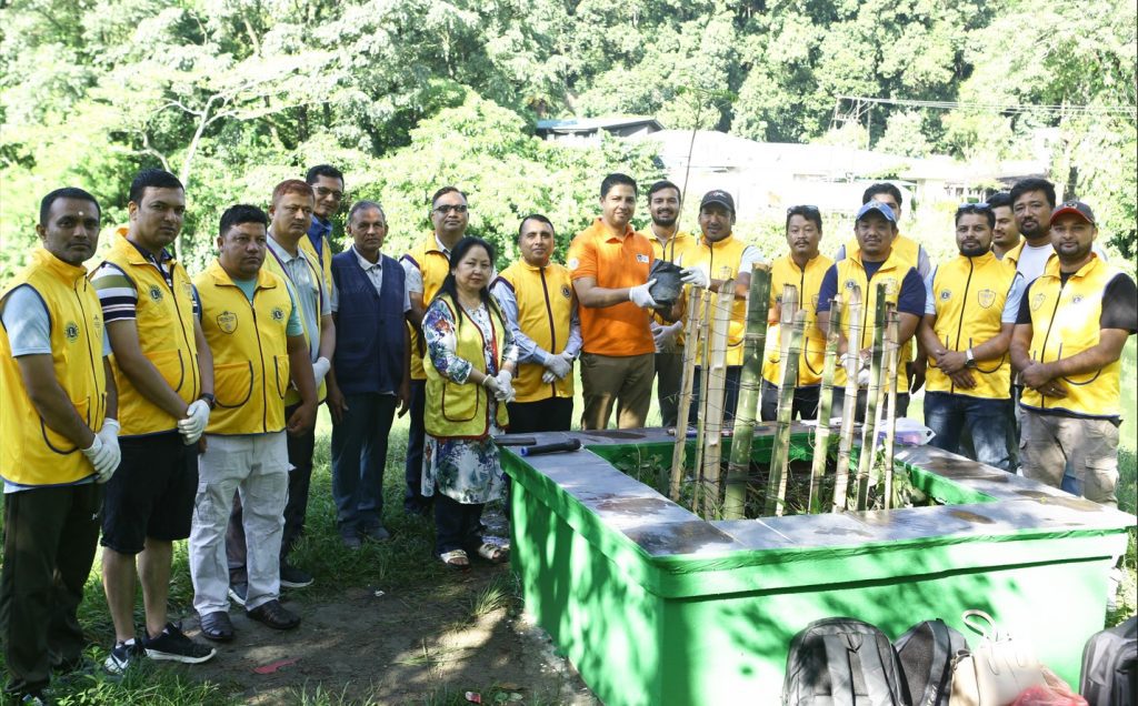 लायन्स क्लव अफ पोखरा इन्फर्मेशन एण्ड टेक्नोलोजीद्धारा कोमागाने पार्कमा वृक्षारोपण सहित चौतारा निर्माण