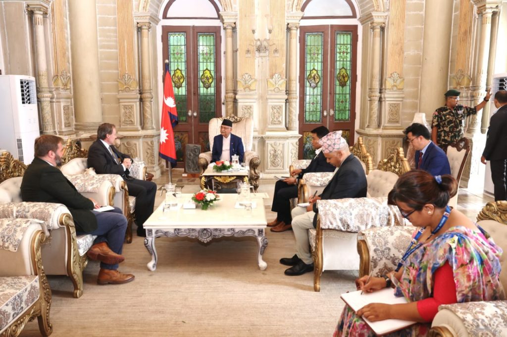 बेलायती राजदूत फेनद्धारा प्रम ओलीसँग शिष्टाचार भेट