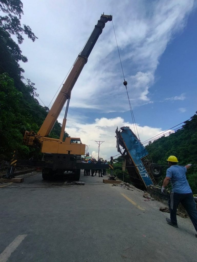 मर्स्याङ्दी नदीमा खसेको भारतीय बस निकालियो