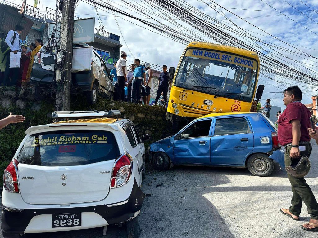 पोखरामा स्कुल बस अनियन्त्रित हुँदा एकजना घाइते, तीन वटा ट्याक्सीमा क्षति